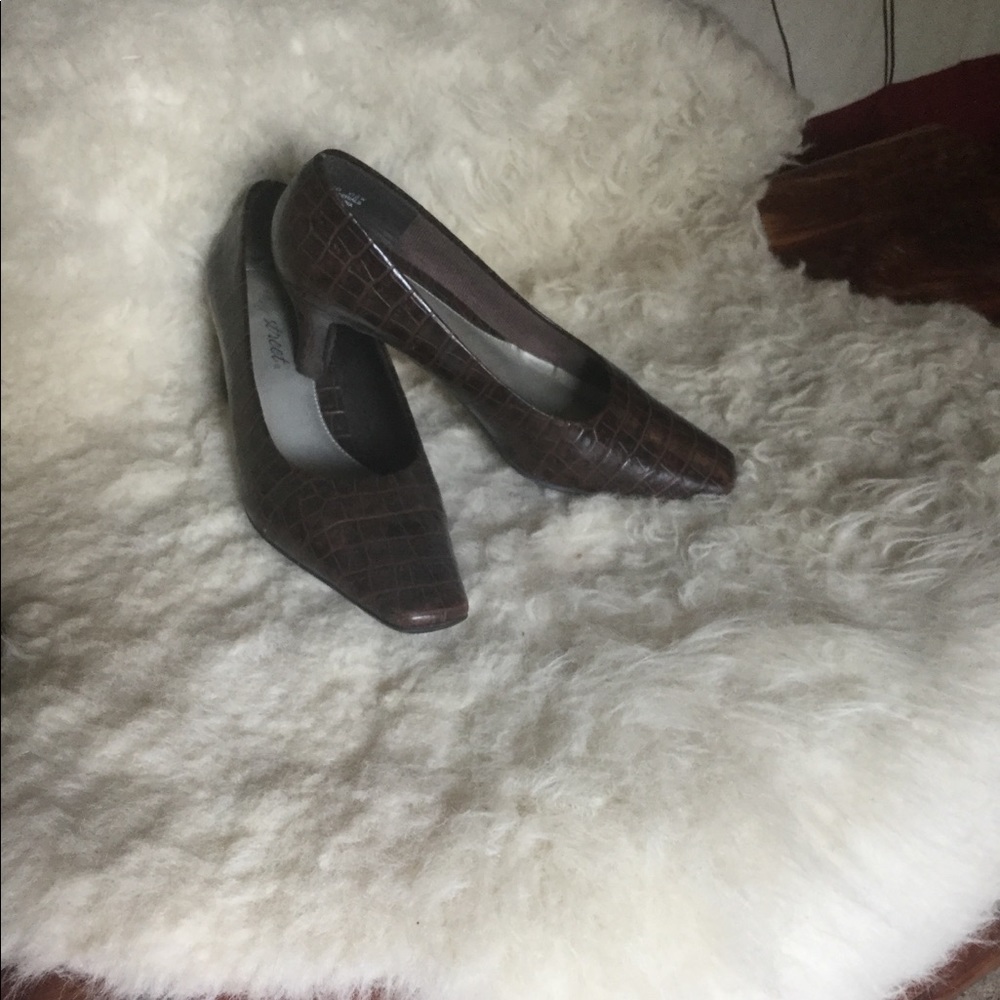 GUC FAUX CROC PUMPS